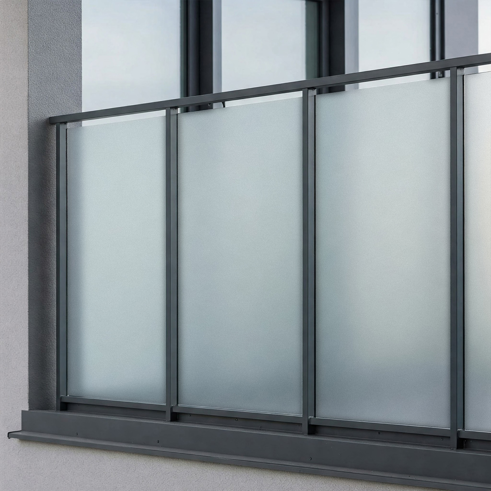 Folia mleczna H30 na szklanych panelach balustrady balkonowej